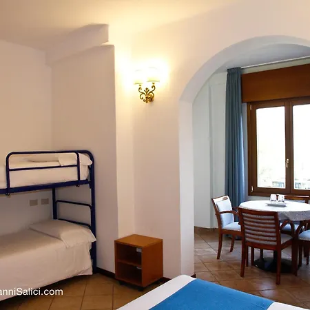 Garden 3 3* Μενάτζιο